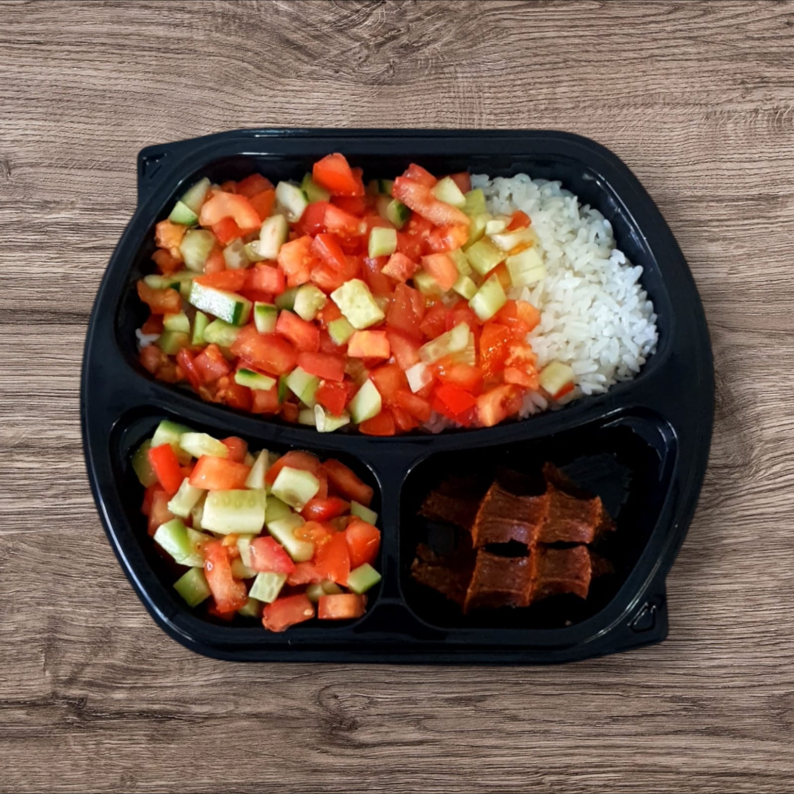 PİRİNÇ PİLAVI ÜSTÜ SALATA